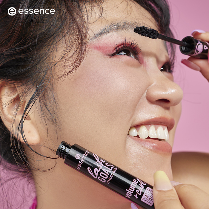 Kẹp cong và chuốt mascara Essence Lash Goals để mắt được to tròn hơn